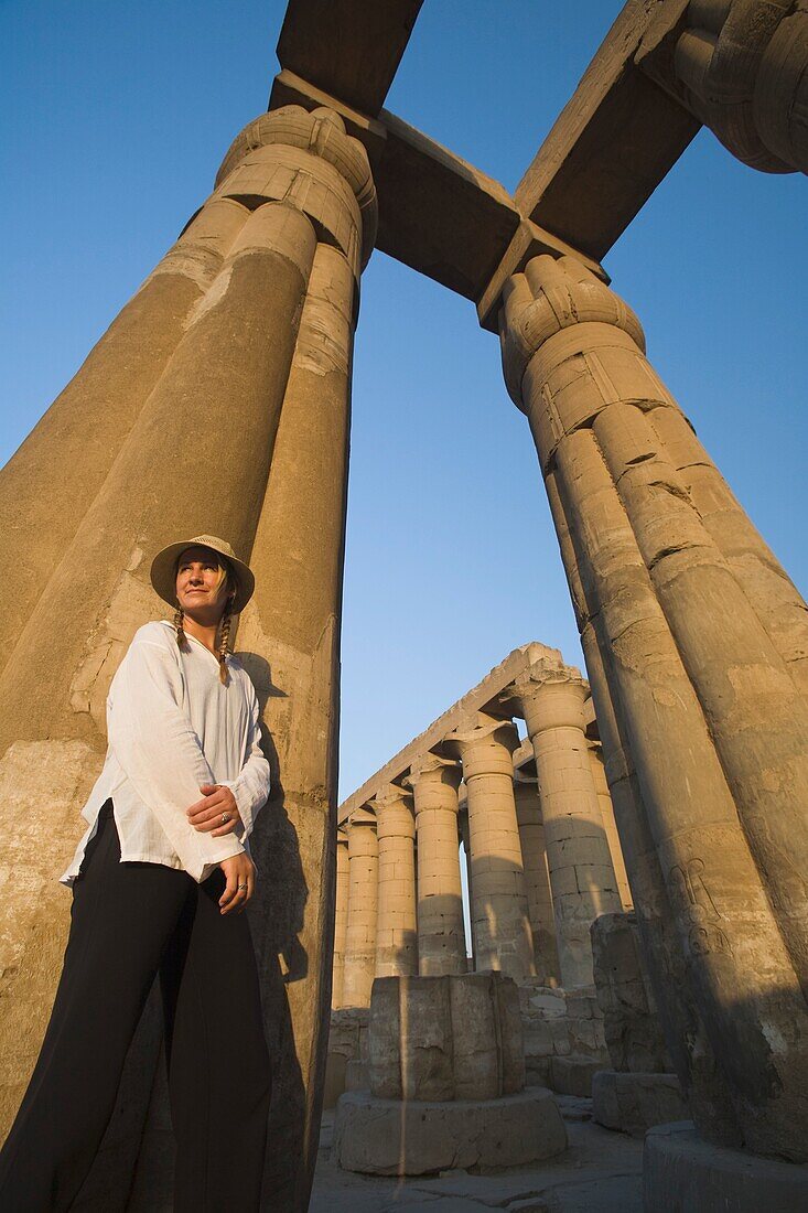 Touristin im Tempel von Luxor, Ägypten