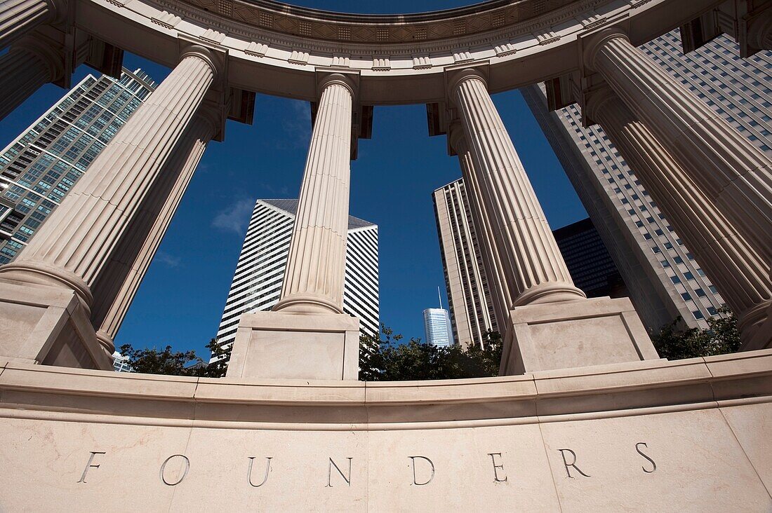 Säulen mit dem Wort "Gründer" darunter; Chicago, Illinois, USA