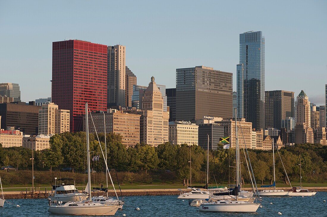 Segelboote vor dem Stadtzentrum von Chicago, Illinois, USA