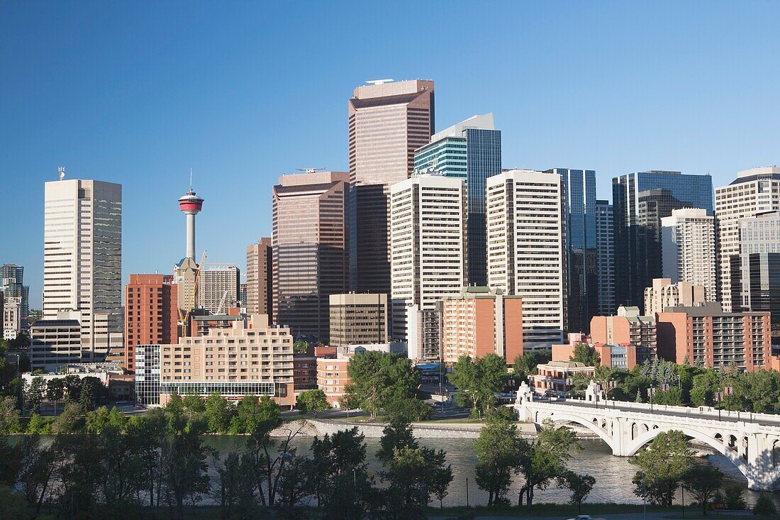 Calgary, Alberta, Kanada; Skyline und der Bow River und die Centre Street Bridge