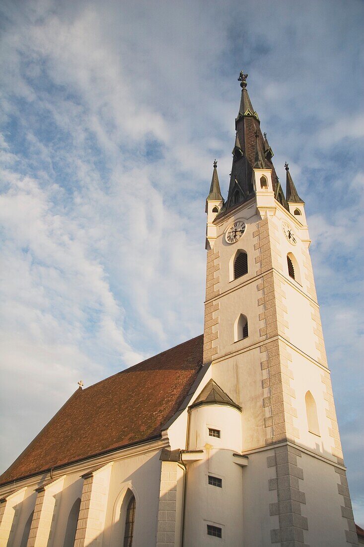 Niedriger Blickwinkel auf ein Kirchengebäude