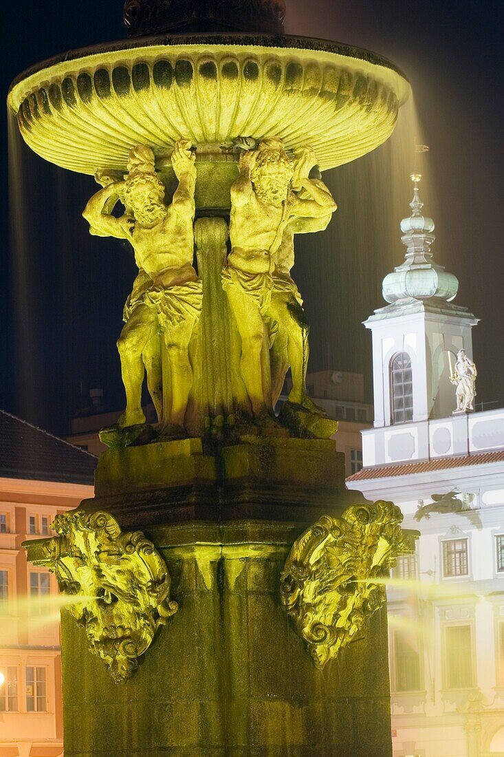 Samsonsbrunnen und Rathaus bei Nacht; Cesky Krumlov, Tschechische Republik