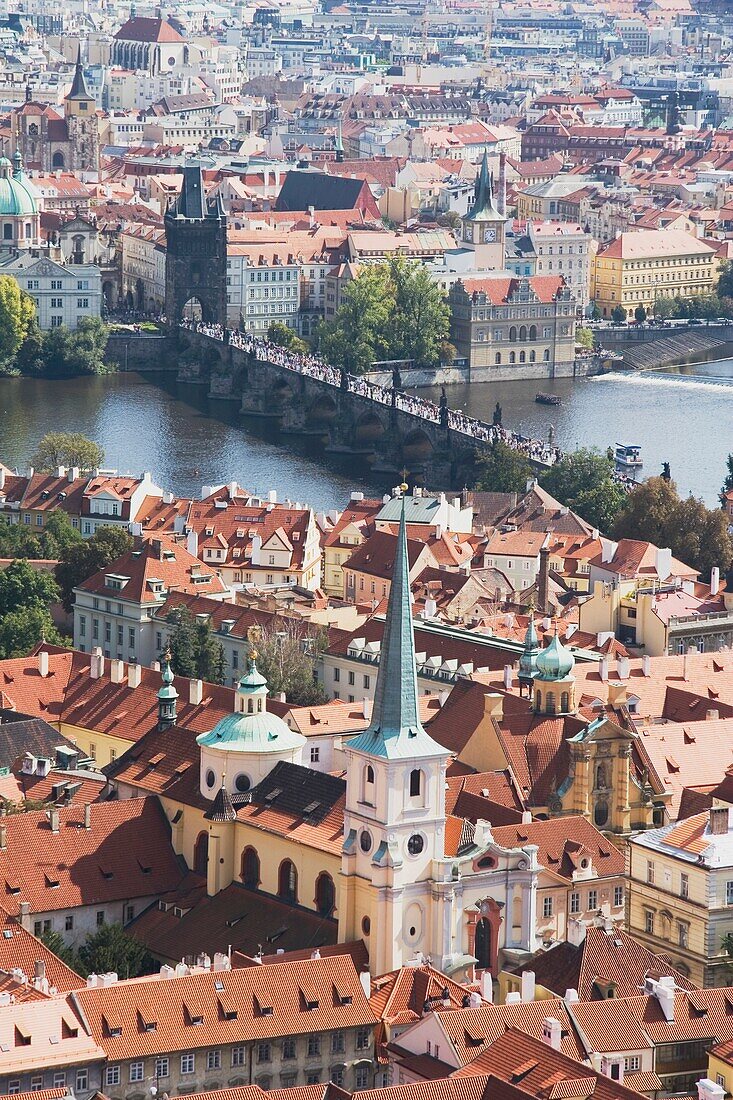 Prag, Tschechische Republik; Blick auf die Karlsbrücke und die Dächer