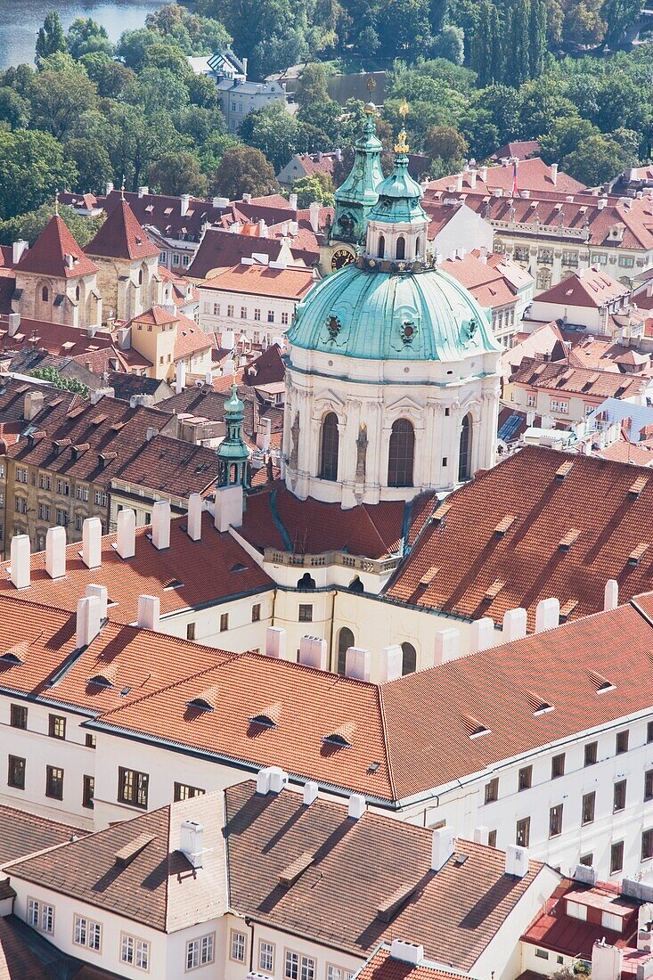 Prag, Tschechische Republik; Palast von Liechtenstein und die Kuppel der St. Nikolaus-Kirche