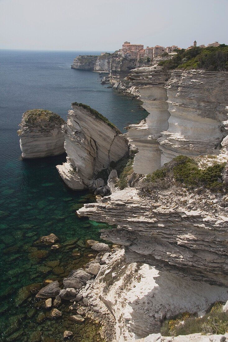 Weiße Klippen und Felsformationen entlang der Küstenlinie; Bonifacio, Korsika, Frankreich