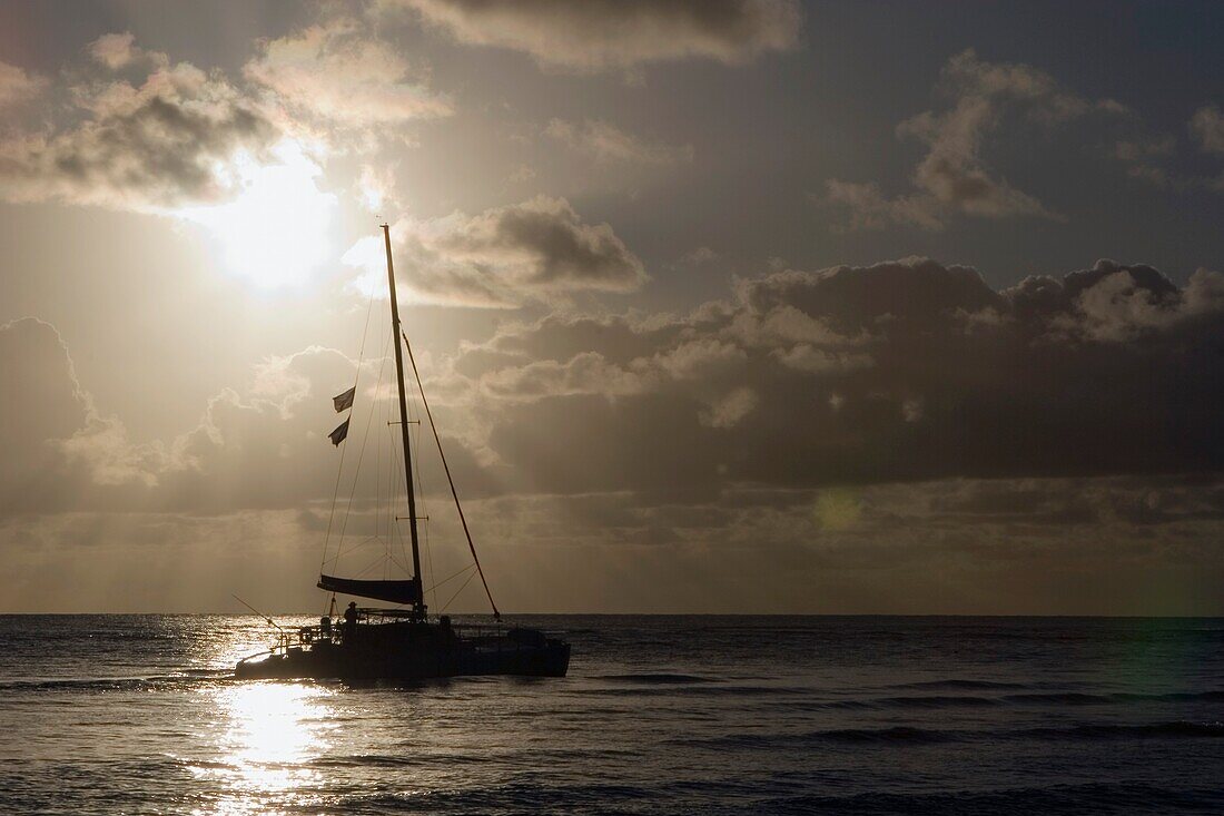 Katamaran auf dem Pazifik bei Sonnenuntergang, Nord-Kauai, Hawaii, USA