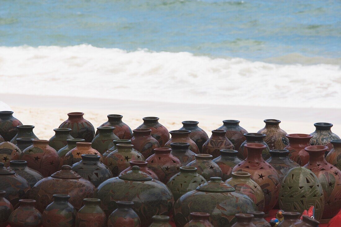 Töpfe werden auf einem Markt am Strand verkauft; Republik Costa Rica