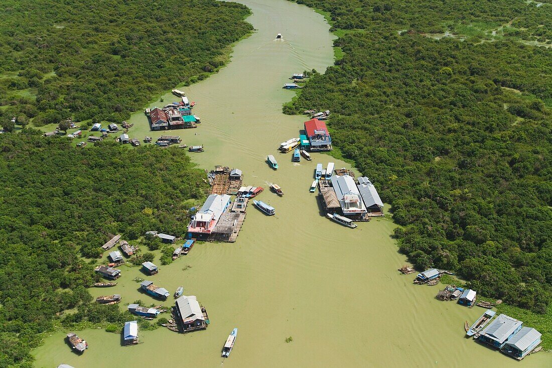 Luftaufnahme des schwimmenden Dorfes Chong Kneas am Tonle-Sap-See in Kambodscha