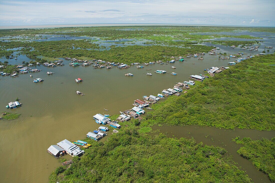 Luftaufnahme des schwimmenden Dorfes Chong Kneas am Tonle-Sap-See in Kambodscha