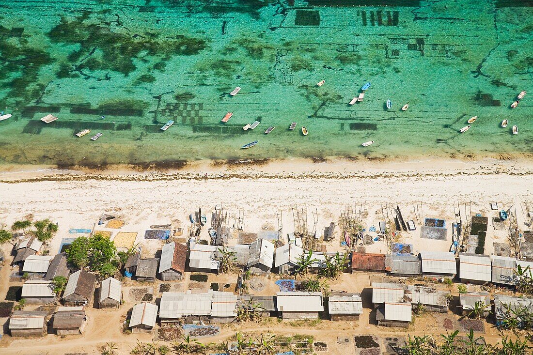 Luftaufnahme des Carrageenan Seetang Erntedorfes auf der Bukit Halbinsel von Bali, Indonesien