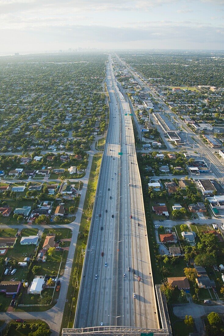 Luftaufnahme des Interstate Highway 95 mit Blick nach Süden in Richtung Miami, Florida, USA; Miami, Florida, USA