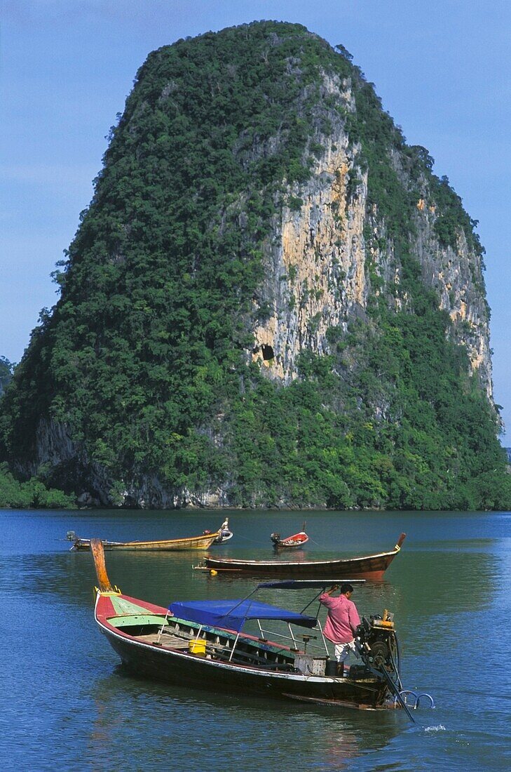 Langboot auf den Trang-Inseln, Thailand