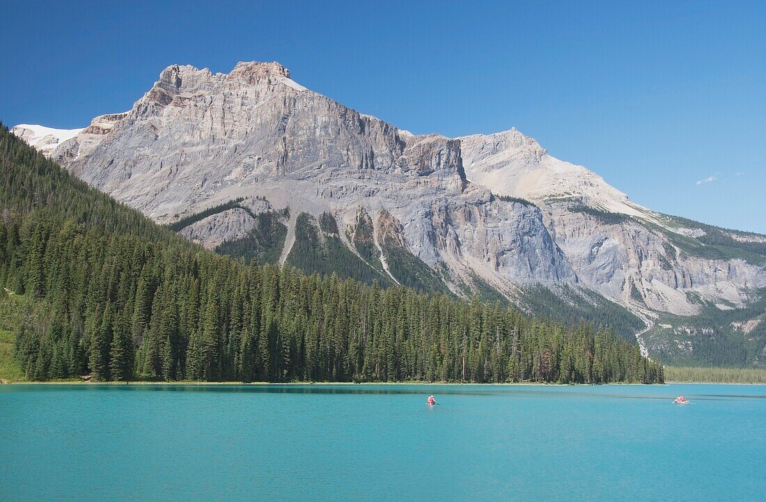 Kanus auf dem Emerald Lake, Yoho National Park, British Columbia, Kanada