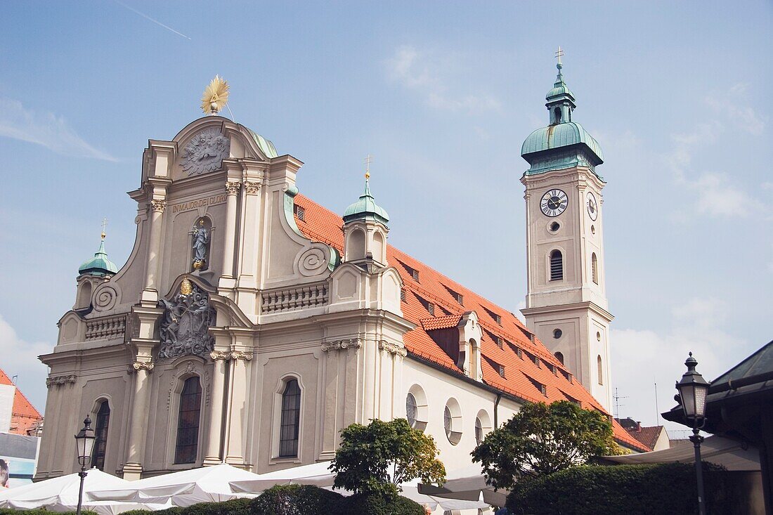 Kirchenfront und Turm; München, Deutschland