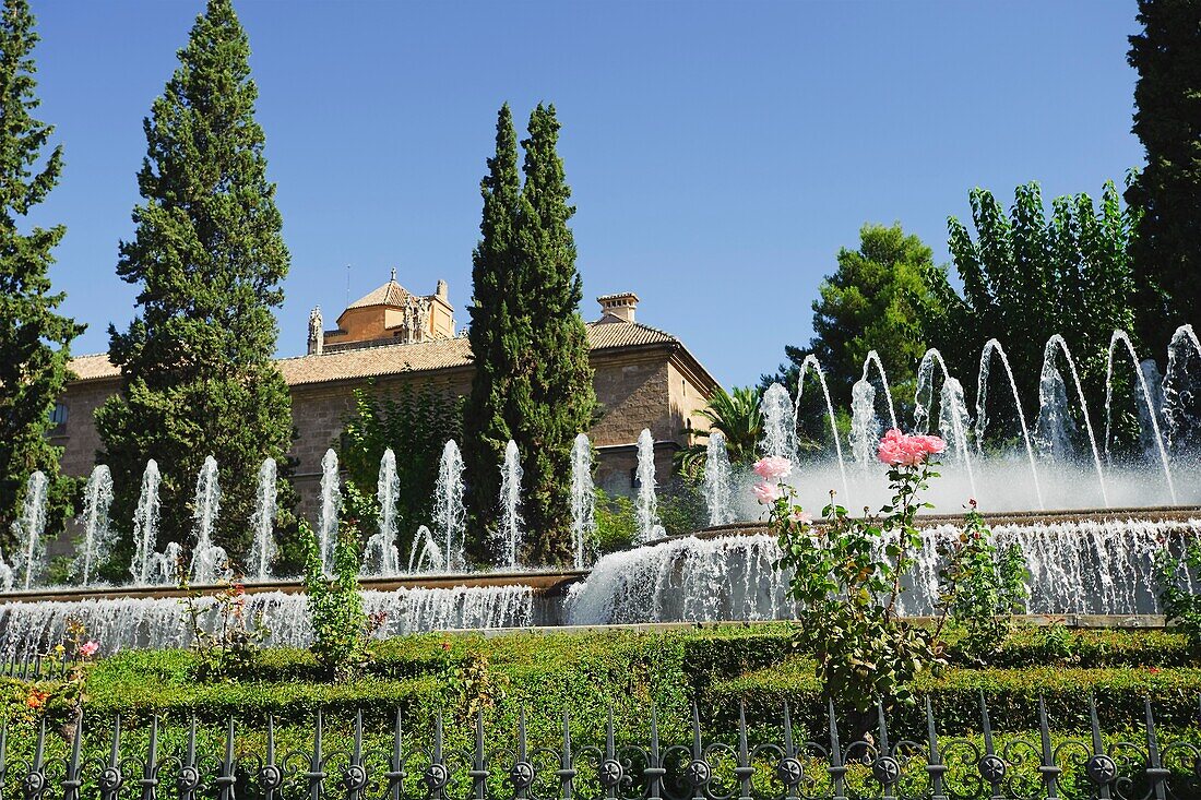 Fuente Del Triunfo-Brunnen und Königliches Krankenhaus, Granada, Spanien