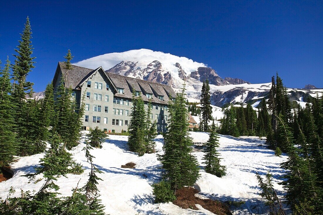 Gebäude mit Mount Rainier im Hintergrund; Mount Rainier National Park, Washington, Usa