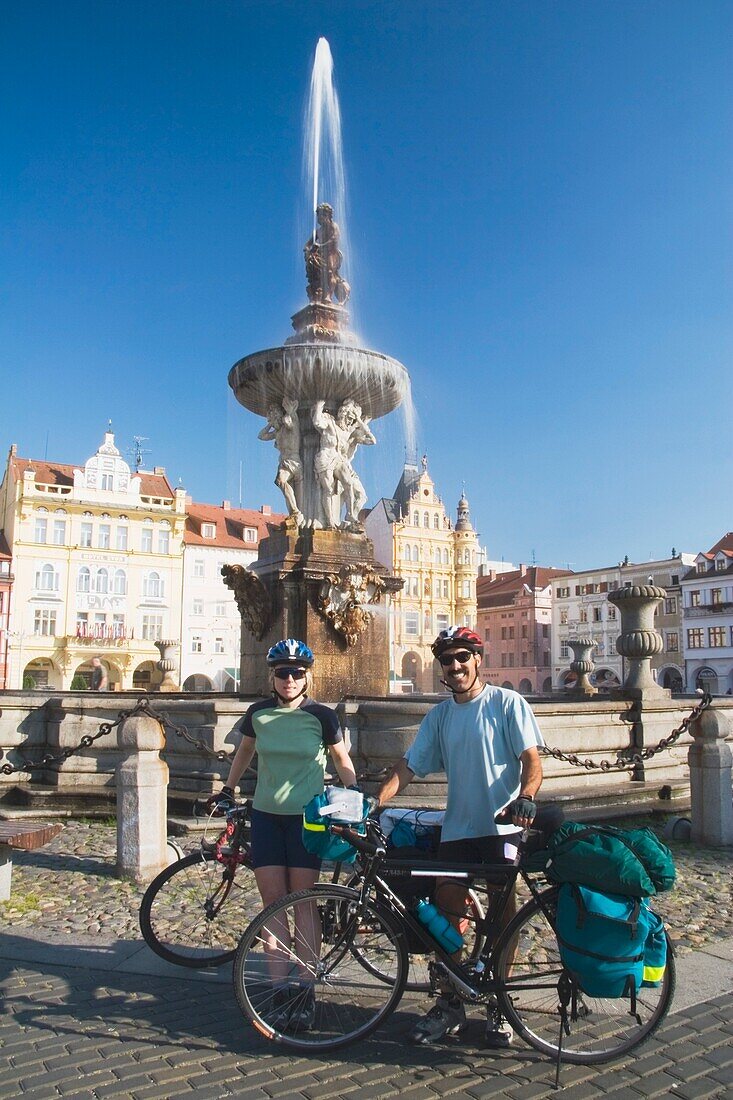 Ceske Budejovice, Tschechische Republik; Ein Paar radelt und hält am Samson's Fountain an
