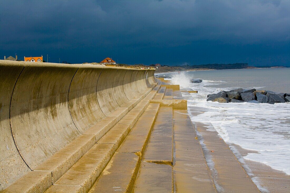 Southwold, Suffolk, England; Betonmauer entlang der Nordseeküste zum Schutz vor den Wellen