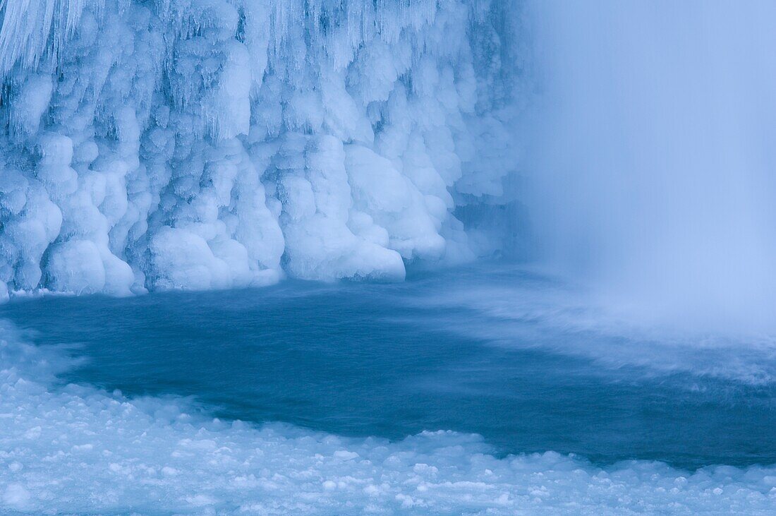 Horsetail Falls And Ice In Winter, Columbia River Gorge, Oregon, Vereinigte Staaten Von Amerika