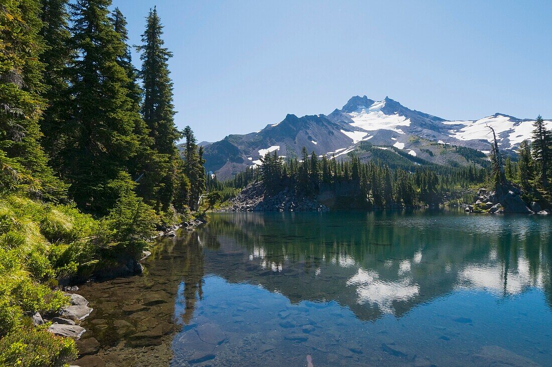 Mount Jefferson, Bays Lake, Oregon, Usa – License image – 13788144 ...