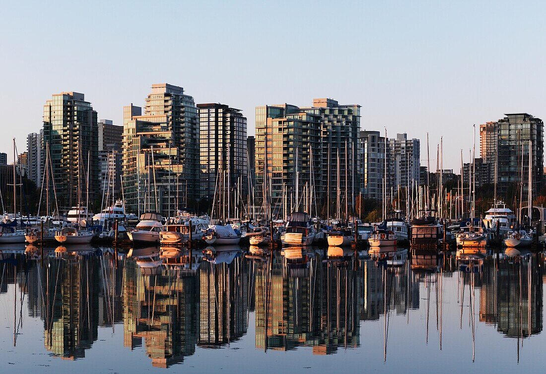 Skyline von Vancouver mit Yachthafen im Vordergrund; Vancouver, British Columbia, Kanada