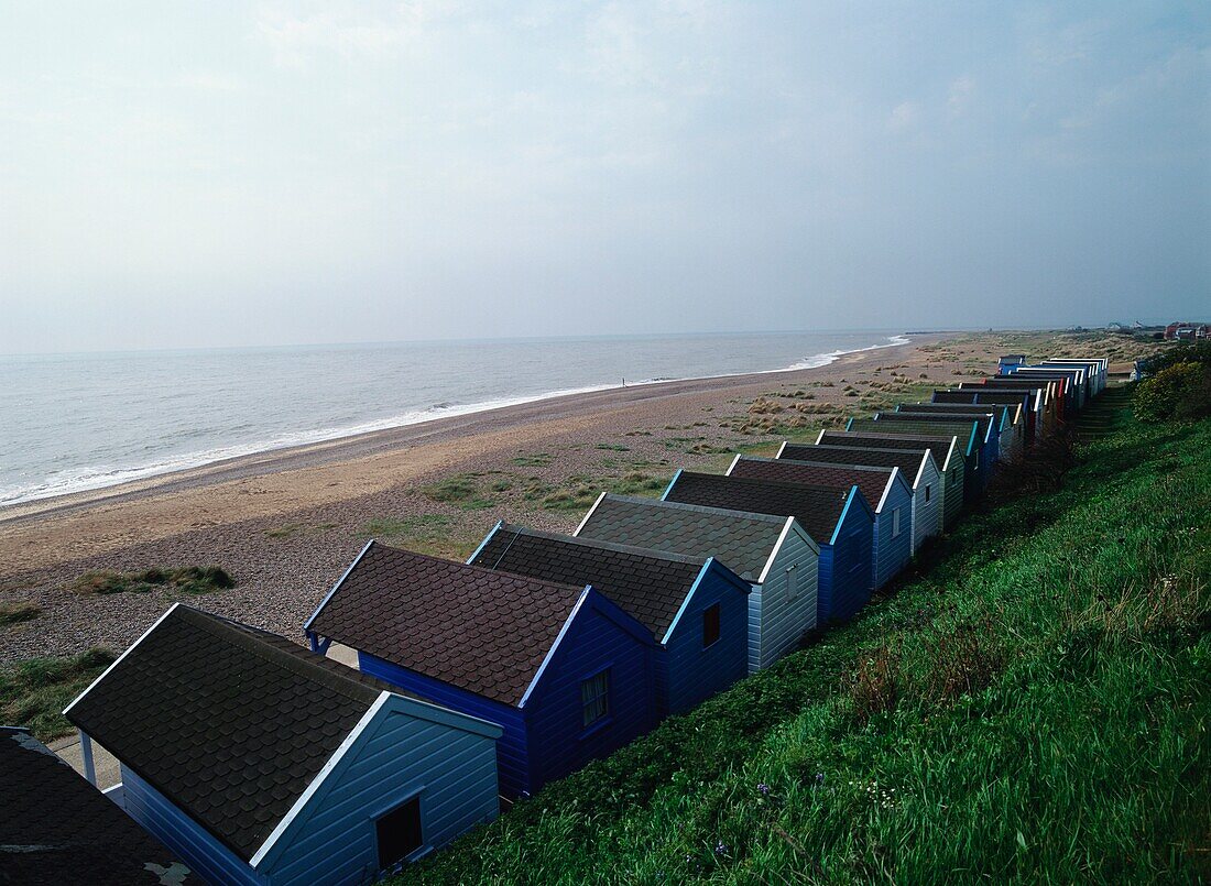 Aufgereihte Strandhütten entlang der Küste in Southwold, England