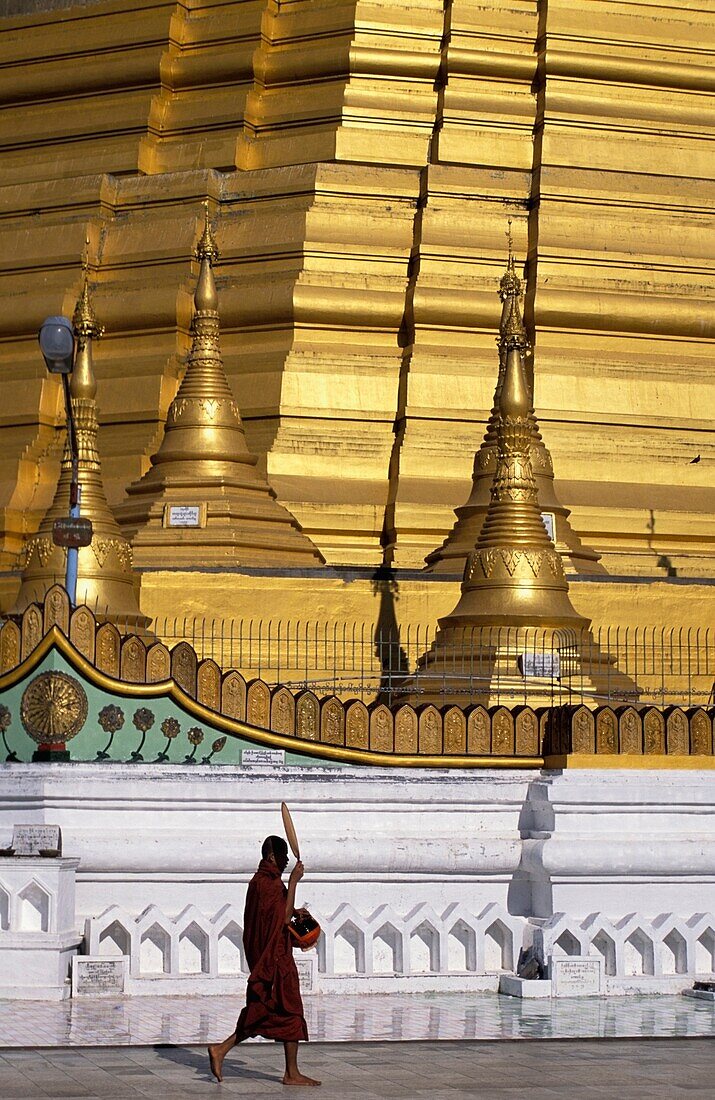 Buddhistischer Mönch im Vorbeigehen an historischer Pagode