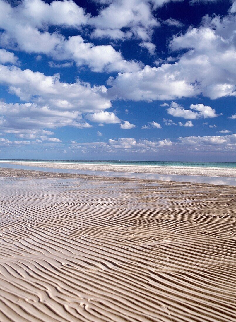 Texturen im Sand bei Ebbe am Strand neben dem Lucayan National Park