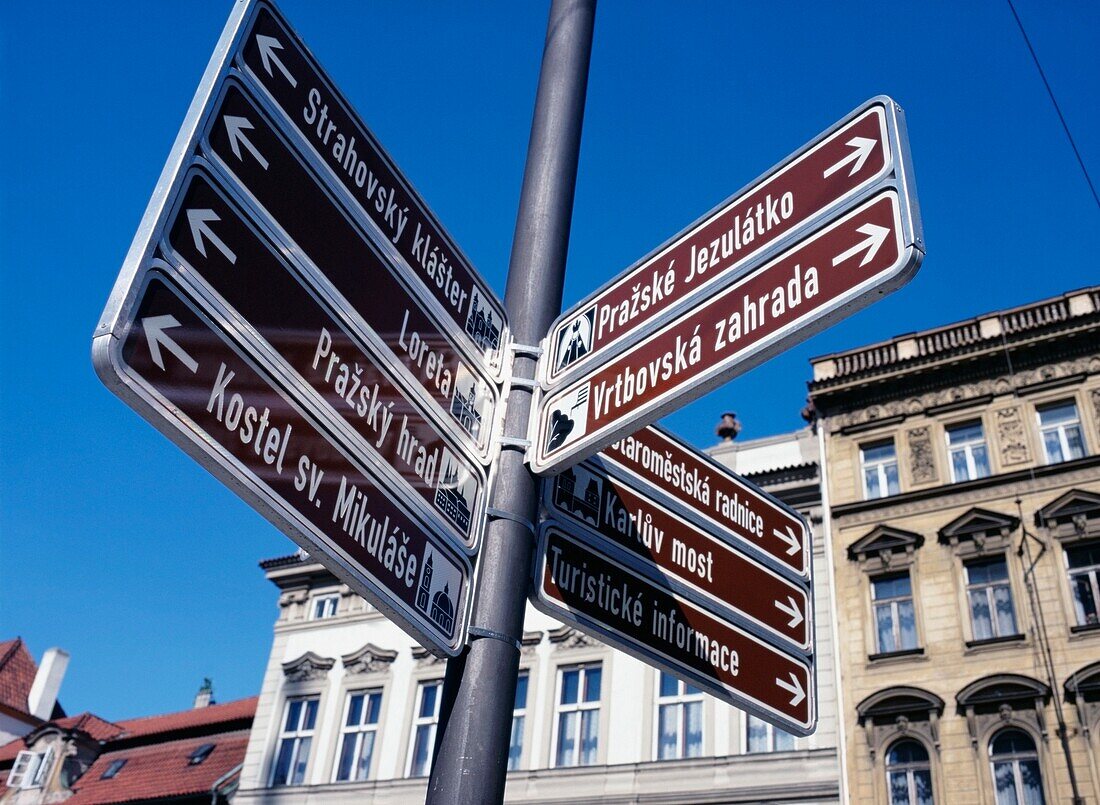 Schilder, die auf Sehenswürdigkeiten in Prag hinweisen