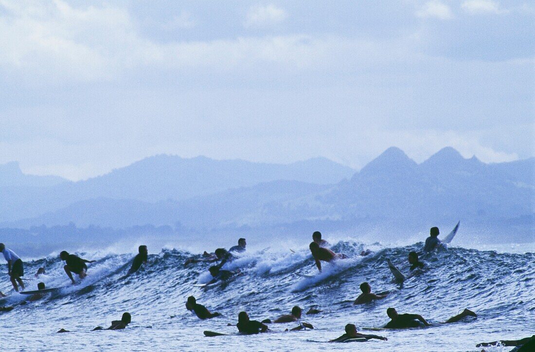 Menschenmenge in Silhouette beim Surfen in Australien