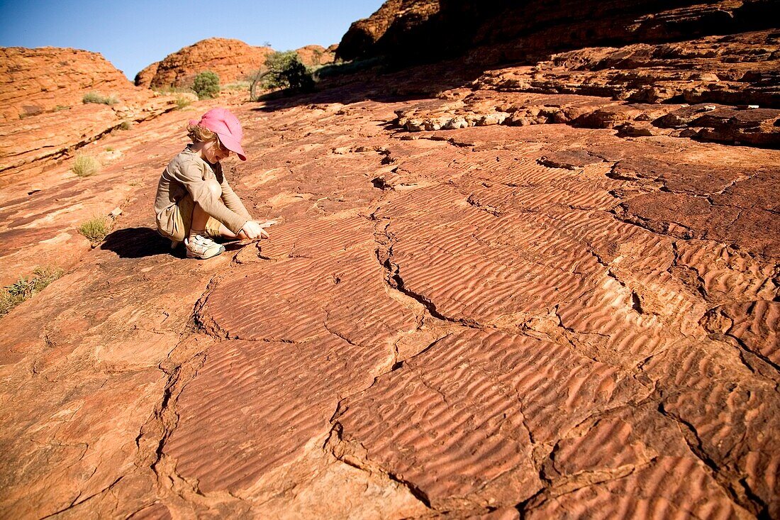 Kind betrachtet Muster auf Sandstein im Kings Canyon