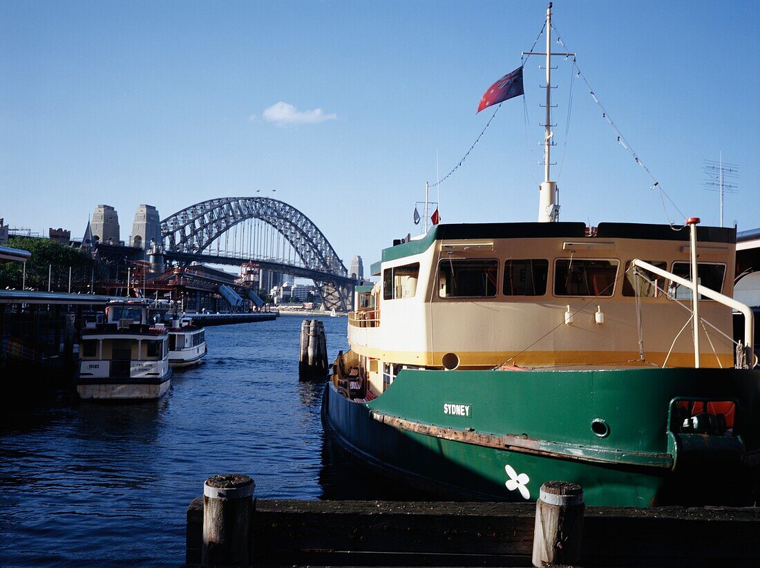 Sydney Harbor Bridge und Fähre