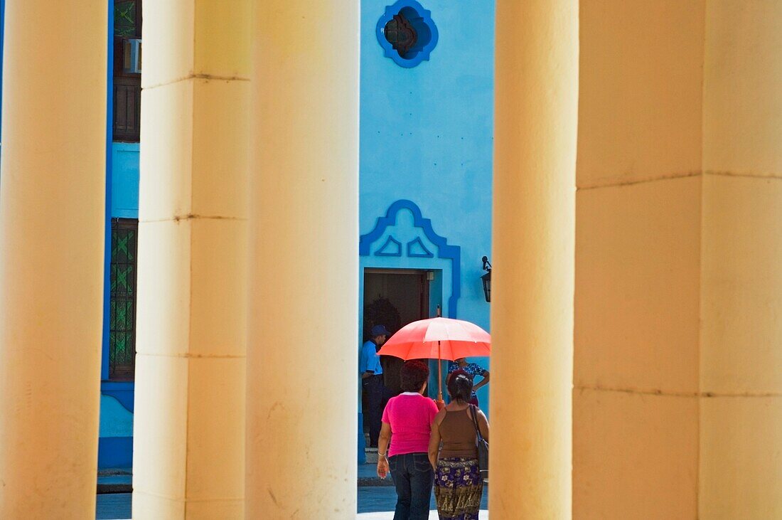 Cremefarbene und blaue Gebäude in Bayamo.
