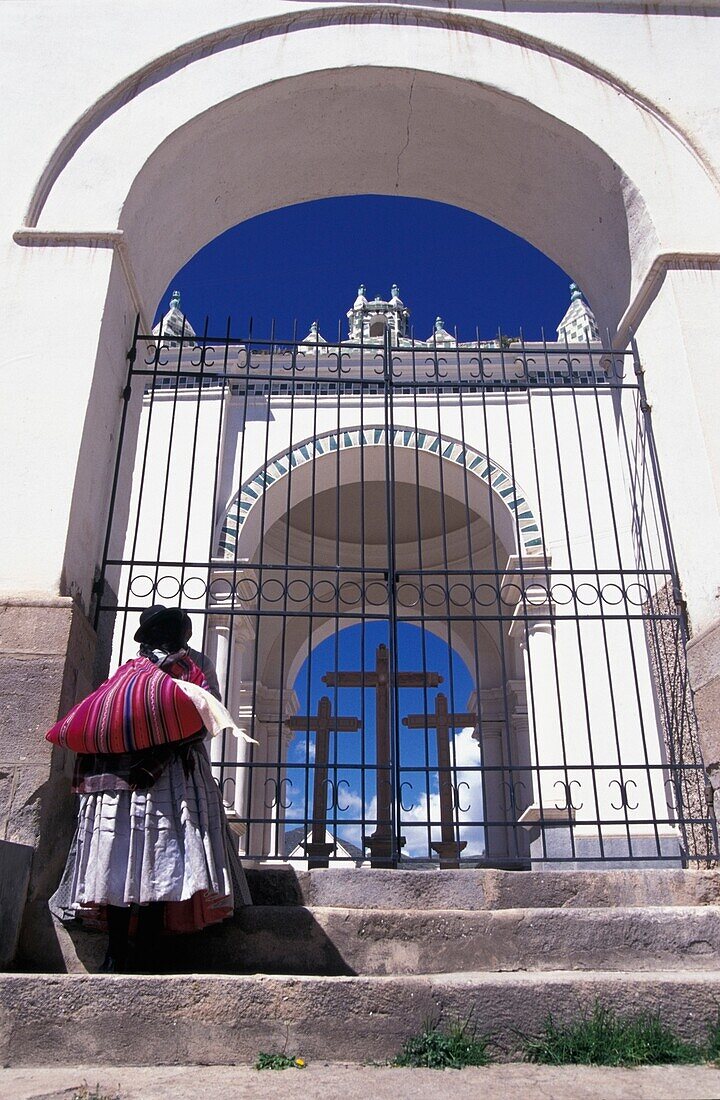 Bolivianische Frau vor den Toren der Kathedrale