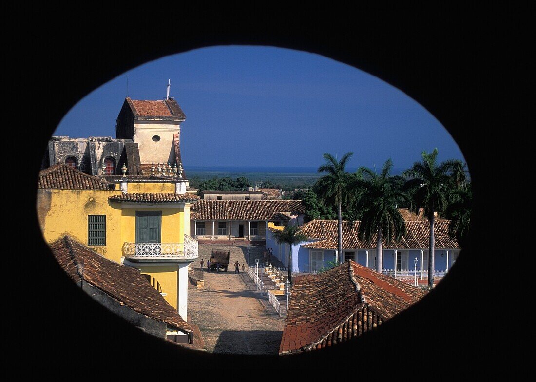 Blick durch ein Fenster auf die Kathedrale und den Hauptplatz