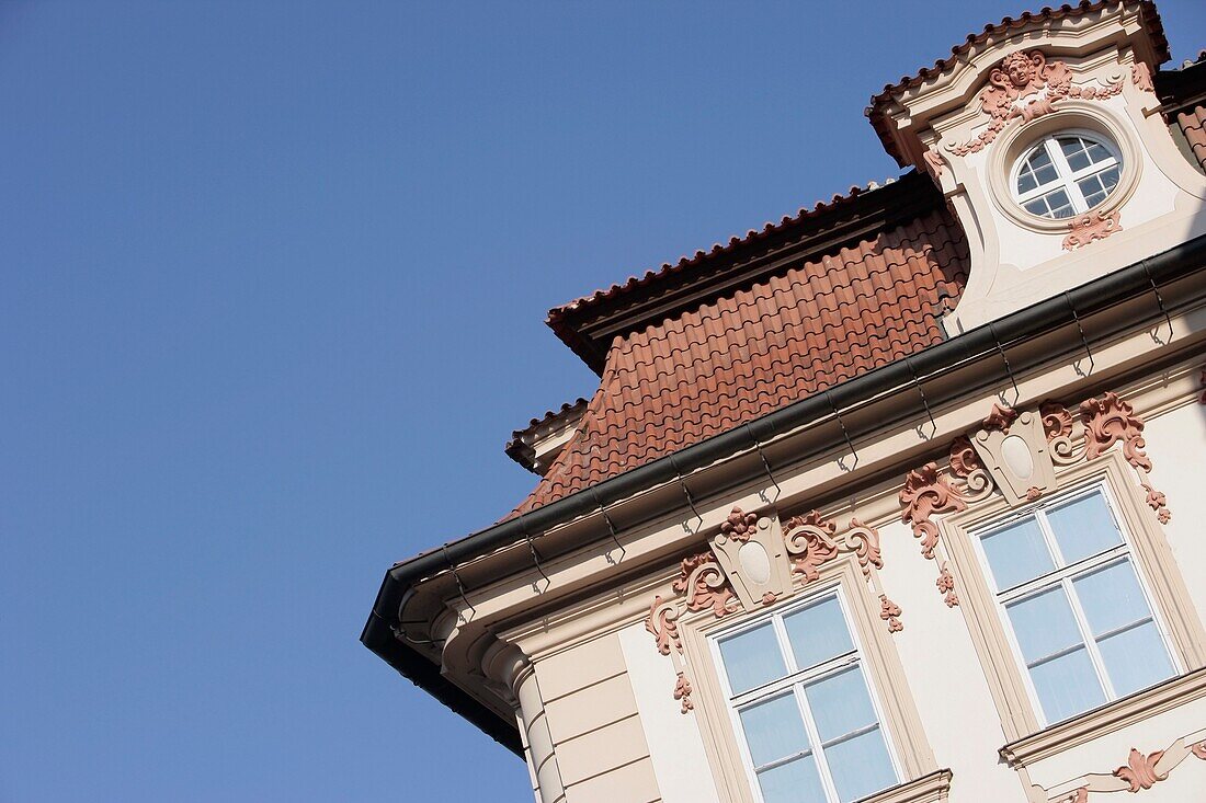 Rosa Gebäude und blauer Himmel, Nahaufnahme