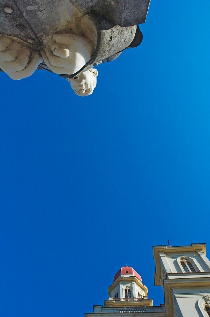 Ein Blick auf die Kirche der Jungfrau der Nächstenliebe aus Kupfer von unten.