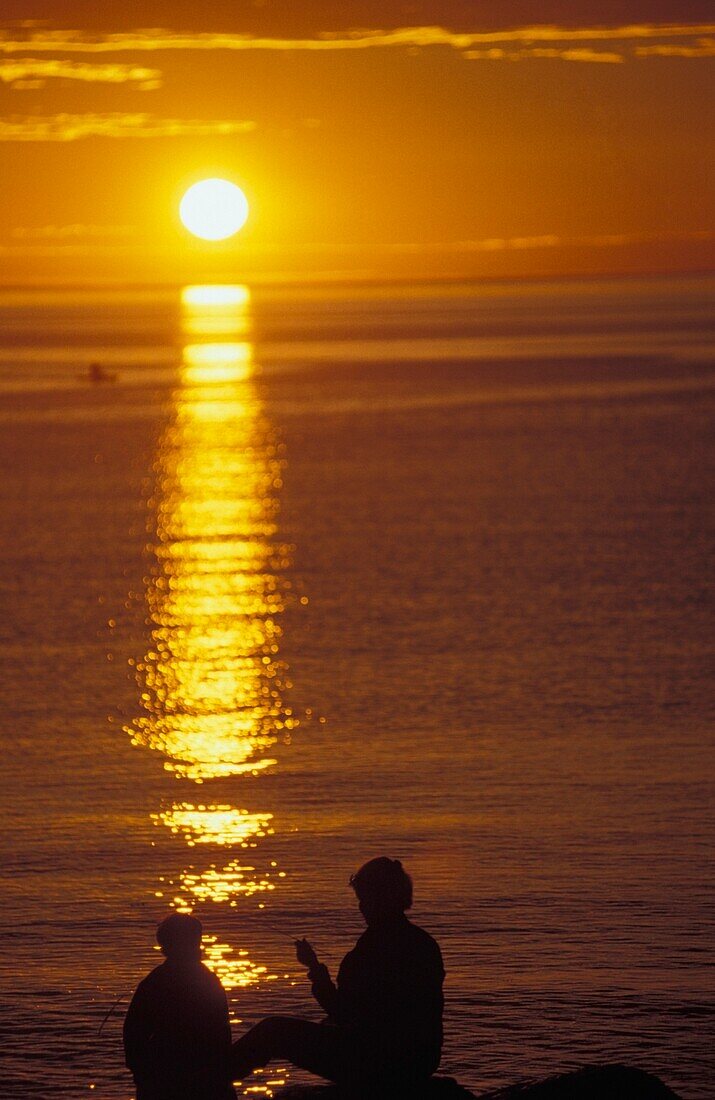 Mutter und Sohn am Ufer des Sankt-Lorenz-Stroms bei Sonnenuntergang