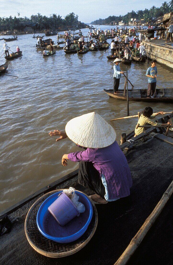 Menschen in Booten auf dem Mekong-Fluss