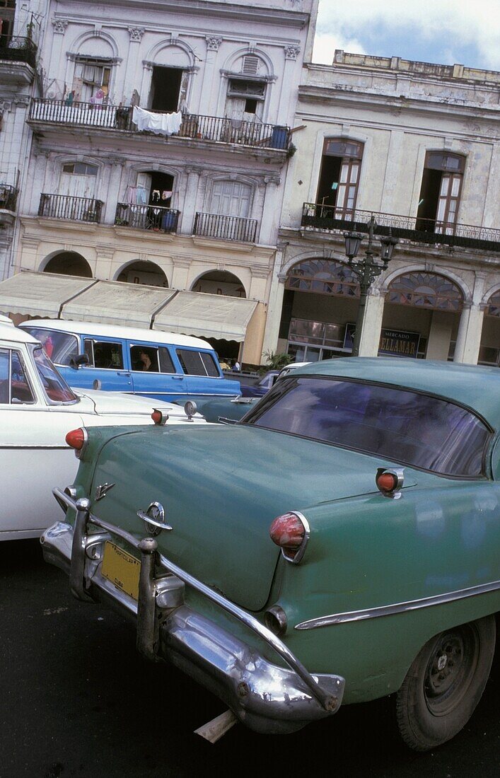 Oldtimer auf einer Straße in Havanna