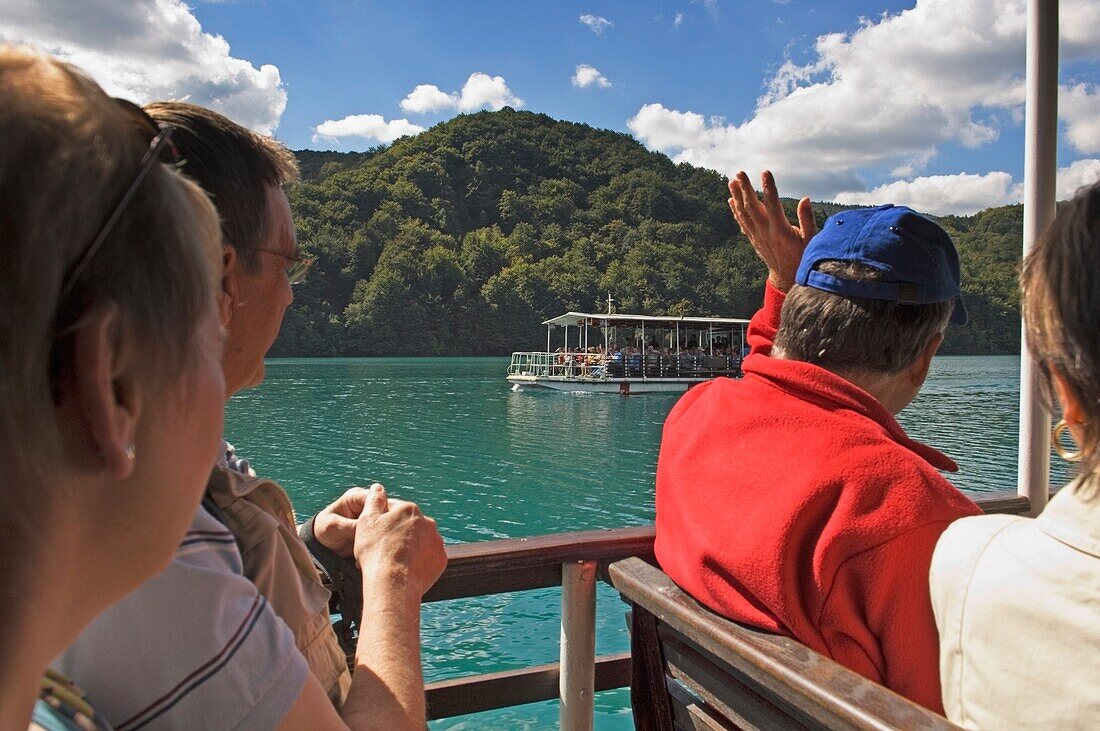 Sightseeing auf dem See im Nationalpark Plitvicer Seen.