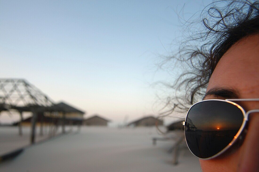 Frau mit Sonnenbrille am Strand, Nahaufnahme