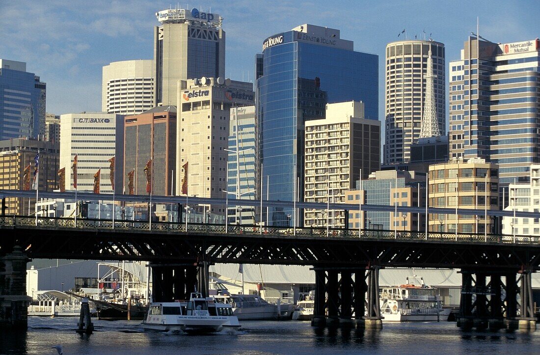 Wolkenkratzer und Brücke am Darling Harbor