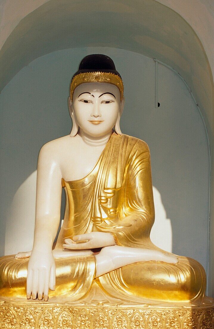 Buddha-Statue am Shwedagon Paya