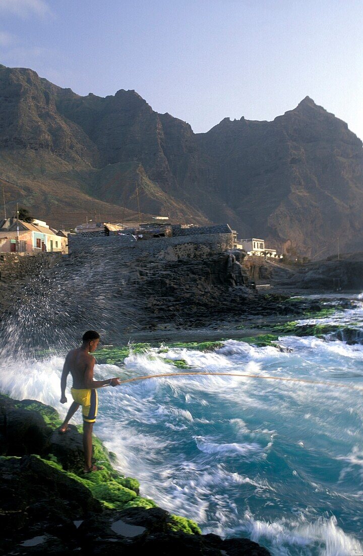 Junger Mann beim Fischen am Ponta Do Sol