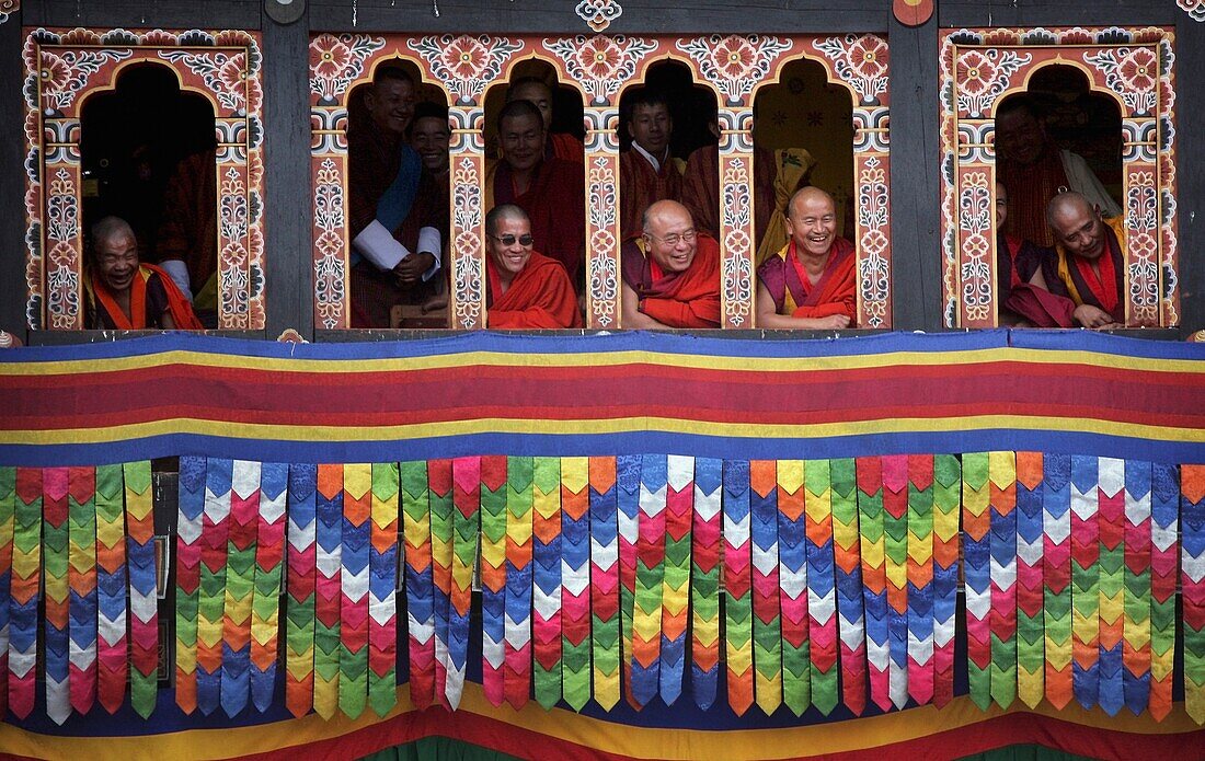 Ältere Mönche am Fenster in Tashi Chodzong während des buddhistischen Thimpu-Festivals