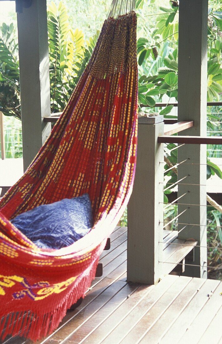 Leere Hängematte auf Deck im Dschungel