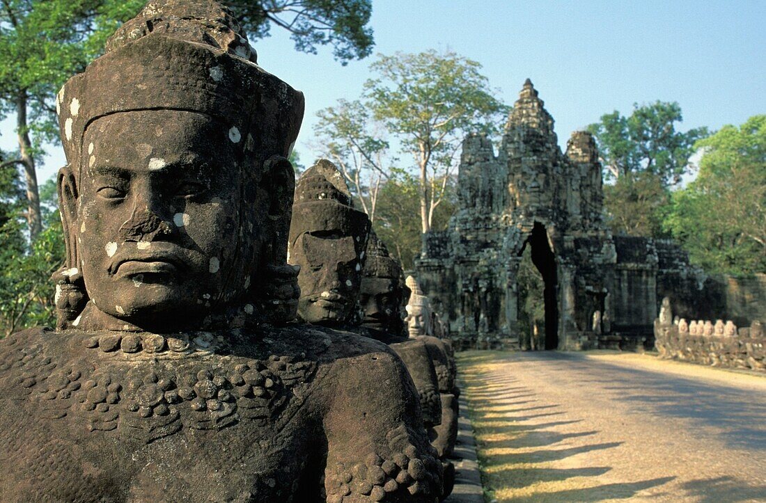 Steinstatuen am Südtor von Angkor Thom