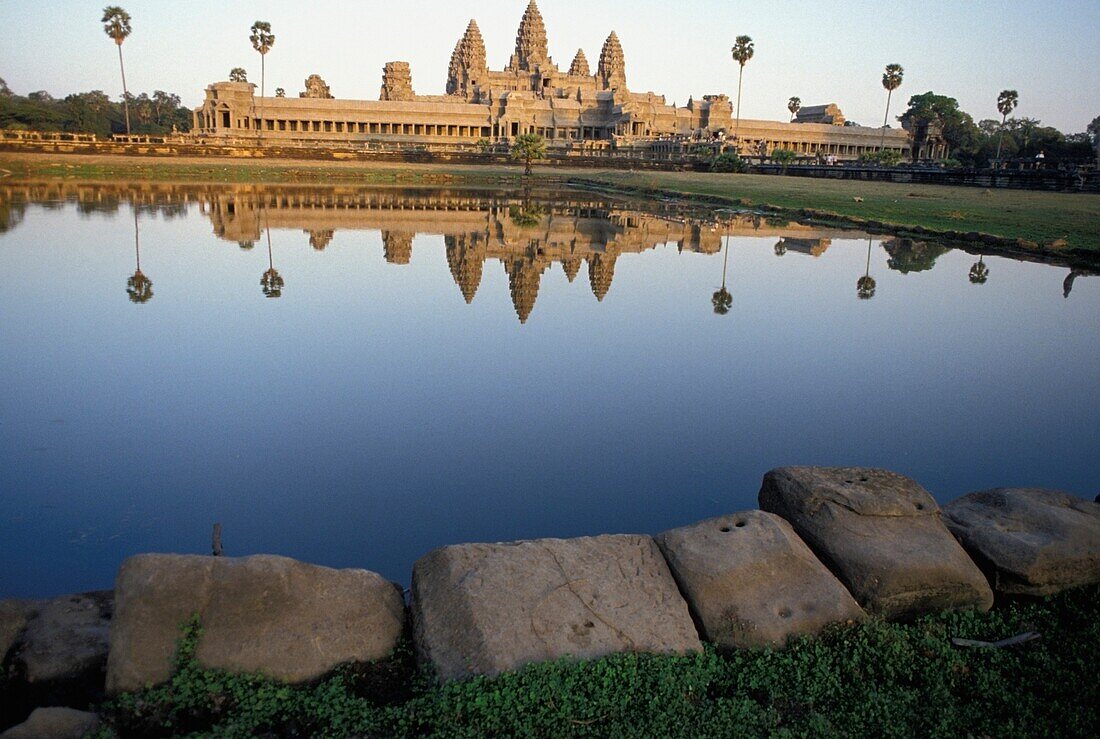 Angkor Wat Tempel spiegelt sich im Wasser