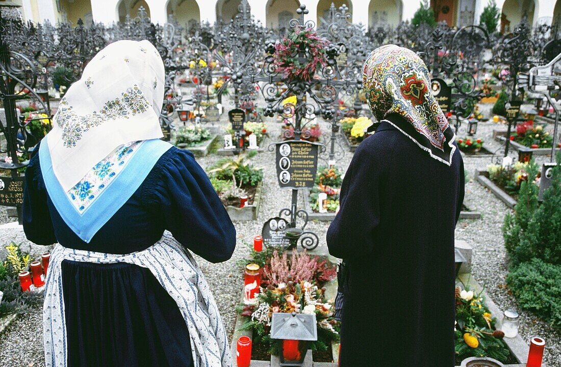 Zwei alte Frauen in Tüchern auf dem Friedhof, Tirol